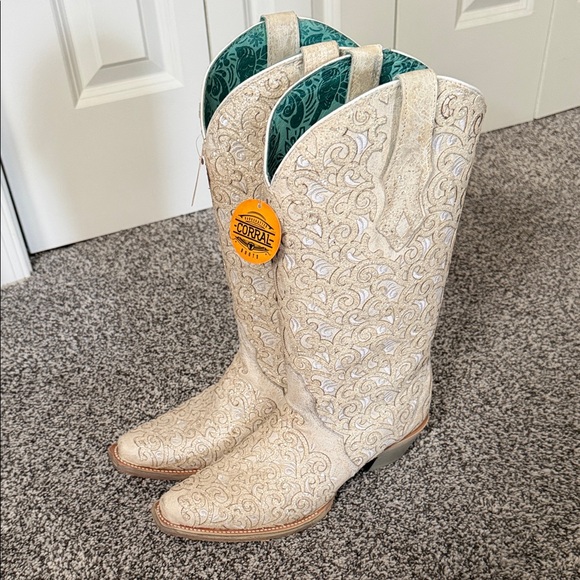 Corral Ivory Embroidered Cowboy Boots - Picture 5 of 5